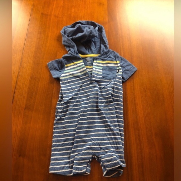 BIG Bundle - 15 Short-Sleeved Shirts / 3 Rompers / 2 Overall Sets / 1 Hoodie - Picture 14 of 15